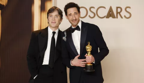 epa11937149 Adrien Brody (R), winner of the Best Actor in a Leading Role for "The Brutalist", poses with Cillian Murphy (L), presenter, in the press room during the 97th annual Academy Awards ceremony at the Dolby Theatre in the Hollywood neighborhood of Los Angeles, California, USA, 02 March 2025. EPA/CAROLINE BREHMAN