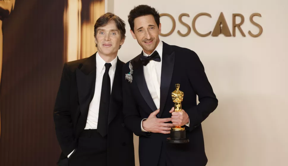 epa11937149 Adrien Brody (R), winner of the Best Actor in a Leading Role for "The Brutalist", poses with Cillian Murphy (L), presenter, in the press room during the 97th annual Academy Awards ceremony at the Dolby Theatre in the Hollywood neighborhood of Los Angeles, California, USA, 02 March 2025. EPA/CAROLINE BREHMAN