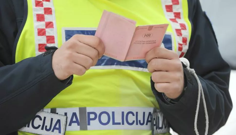 ?06.04.2014., Sibenska Dubrava - Policija kontrolira promet u Sibensko-kninskoj zupaniji. Photo: Hrvoje Jelavic/PIXSELL------crna3 st color
