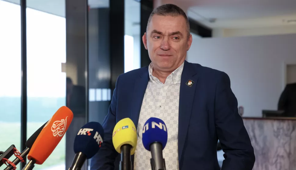 Zagreb, 25.02.2025 - Zastupnik DP-a Stipo Mlinarić poručio je u utorak uoči današnje sjednice Mandatno-imunitetnog povjerenstva koje treba donijeti odluku o skidanju imuniteta Josipu Dabri, da će se DP oduprijeti svakom političkom pritisku i neće podržati skidanje imuniteta svom kolegi. Na slici Stipo Mlinarić.foto HINA/ Damir SENČAR/ ds