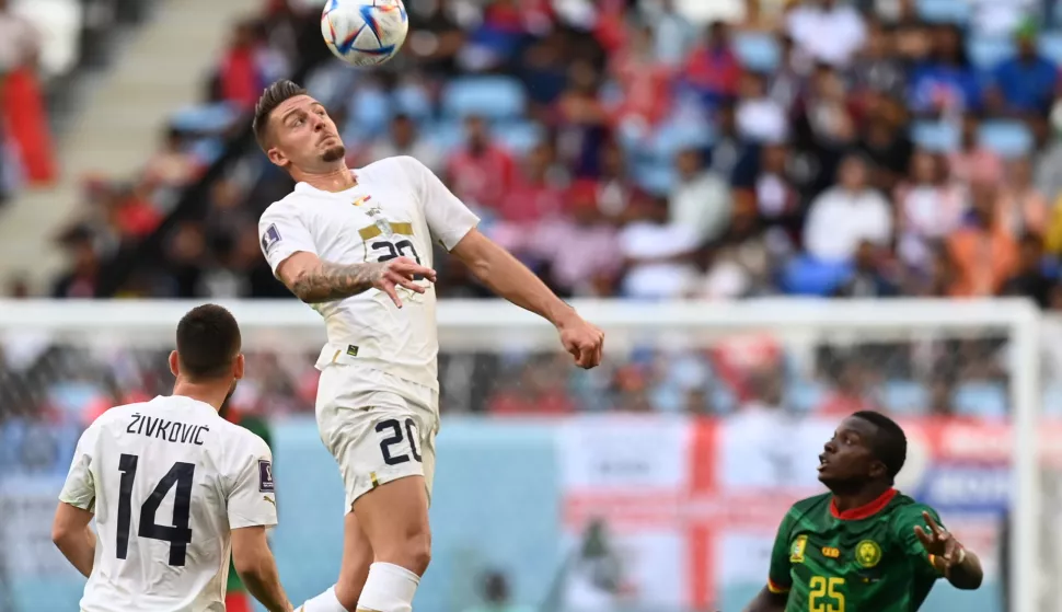 epa10333884 Sergej Milinkovic-Savic of Serbia goes for a header during the FIFA World Cup 2022 group G soccer match between Cameroon and Serbia at Al Janoub Stadium in Al Wakrah, Qatar, 28 November 2022. EPA/Neil Hall