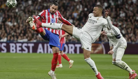 epa11940646 Atletico de Madrid's Jose Gimenez (L) in action against Kylian Mbappe of Real Madrid during the UEFA Champions League Round of 16 first leg soccer match between Real Madrid and Atletico Madrid, in Madrid, Spain, 04 March 2025. EPA/SERGIO PEREZ