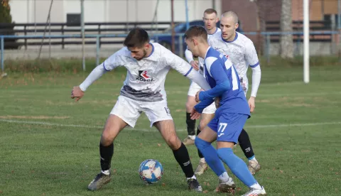 Mece, 07. 12. 2024., Igralište u Mecama, nogomet, Radnički (Mece-plavi) - Radnički (Županja-bijeli), MŽNL Osijek - VinkovciSNIMIO BRUNO JOBST