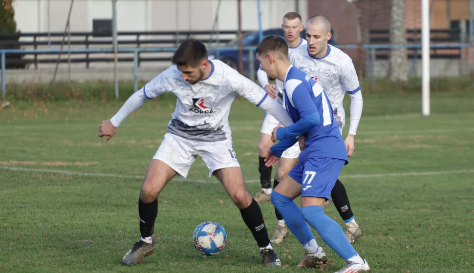 Mece, 07. 12. 2024., Igralište u Mecama, nogomet, Radnički (Mece-plavi) - Radnički (Županja-bijeli), MŽNL Osijek - VinkovciSNIMIO BRUNO JOBST