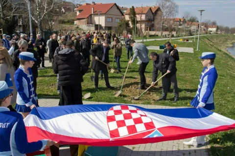 U aleji Lionsa u Vukovaru 2015. godine posađeno je 258 sadnica lipe