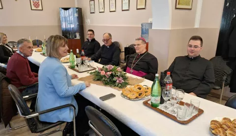 Nadbiskup Đuro Hranić u kanonskoj vizitaciji Lovasu