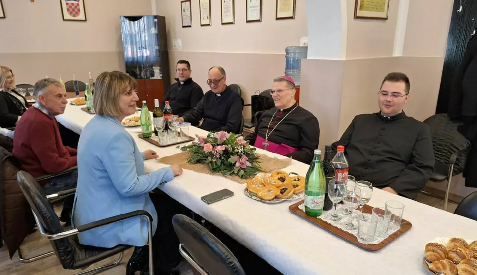 Nadbiskup Đuro Hranić u kanonskoj vizitaciji Lovasu