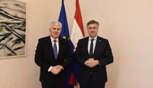 Zagreb, 30.01.2023 - Hrvatski premijer Andrej Plenković i predsjednik Hrvatskog narodnog sabora BiH i HDZ-a BiH Dragan Čović razgovarali su u ponedjeljak u Zagrebu o svim procesima koji slijede nakon potvrde novog Vijeća ministara BiH i daljnjim reformskim procesima nakon stjecanja kandidatskog statusa BiH u Europskoj uniji. foto HINA/ Twitter Andrej Plenković/ ik