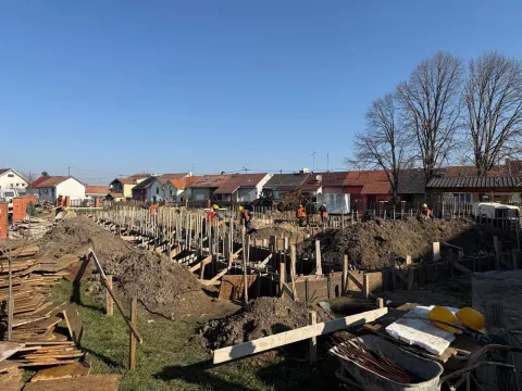 VINKOVCIPlan da svako dijete u Vinkovcima ima mjesto u vrtiću odlično napreduje, rekao je vinkovački gradonačelnik Ivan Bosančić za obilaska radova na proširenju dječjeg vrtića Naša radost u vinkovačkoj četvrti Radićev blok.OŽUJAK 2025.
