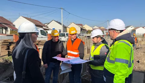VINKOVCIPlan da svako dijete u Vinkovcima ima mjesto u vrtiću odlično napreduje, rekao je vinkovački gradonačelnik Ivan Bosančić za obilaska radova na proširenju dječjeg vrtića Naša radost u vinkovačkoj četvrti Radićev blok.OŽUJAK 2025.