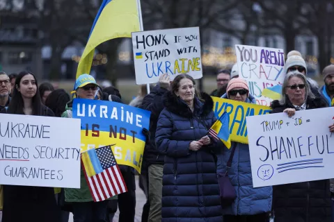 epa11933372 People gather on the Boston Common in support of Ukraine and Ukrainian President Volodymyr Zelensky, in Boston, Massachusetts, USA, 01 March 2025. Zelensky on 28 February left the White House ahead of schedule following a heated exchange with US President Trump and Vice-President Vance. EPA/CJ GUNTHER