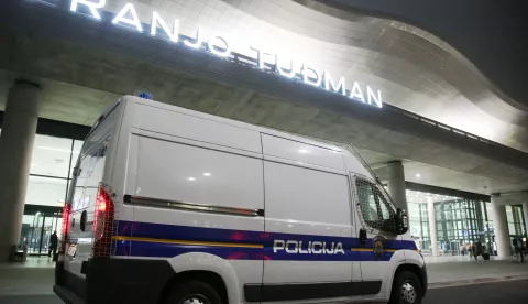 Zagreb, 7.11.2018.- Nekad najmoćniji hrvatski gospodarstvenik Ivica Todorić, protiv kojeg je u Hrvatskoj pokrenuta dravnoodvjetnička istraga zbog "nepripadne imovinske koristi" od milijardu i 142 milijuna kuna u Hrvatskoj bi se trebao pojaviti godinu dana od uhićenja u Londonu. Na slici policijski kombi u zračnoj luci Dr. Franjo Tuđman.foto HINA/ Denis CERIĆ/ ua