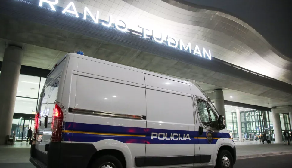 Zagreb, 7.11.2018.- Nekad najmoćniji hrvatski gospodarstvenik Ivica Todorić, protiv kojeg je u Hrvatskoj pokrenuta dravnoodvjetnička istraga zbog "nepripadne imovinske koristi" od milijardu i 142 milijuna kuna u Hrvatskoj bi se trebao pojaviti godinu dana od uhićenja u Londonu. Na slici policijski kombi u zračnoj luci Dr. Franjo Tuđman.foto HINA/ Denis CERIĆ/ ua