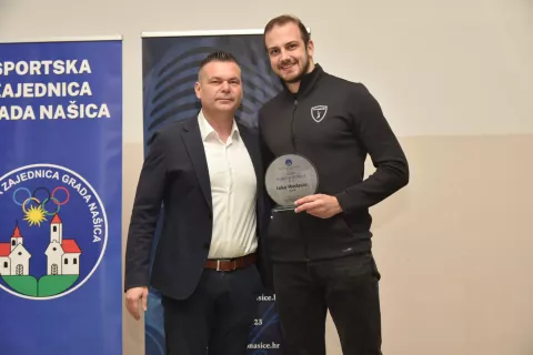 Sportasi05.03.2025.Proglasenje najboljih sportasaNa slici: Gradonacelnik Gresimir Kasuba i najubolji sportas Luka MoslavacSnimio: Srecko Sobodic