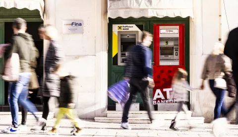 02.01.2023., Split - Veliki dio bankomata u Splitu jos uvijek ne radi, pa se na onima koji rade skuplja veliki broj korisnika. Photo: Milan Sabic/PIXSELL