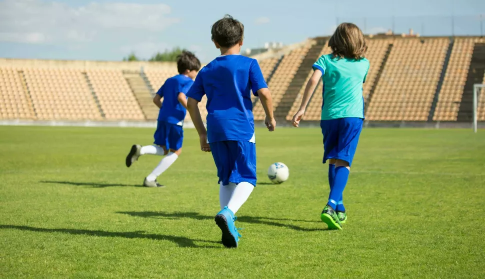 djeca igraju nogomet