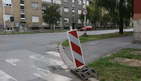 Osijek, 21. 07. 2024, Rupe na kolniku po cijelom gradu. Osijek propada ili je to samo rezultat loše kanalizaciske mreže pa se rupe otvaraju same. Vukovarska i Dobriše Cesarića. Ilustracija.snimio GOJKO MITIĆ