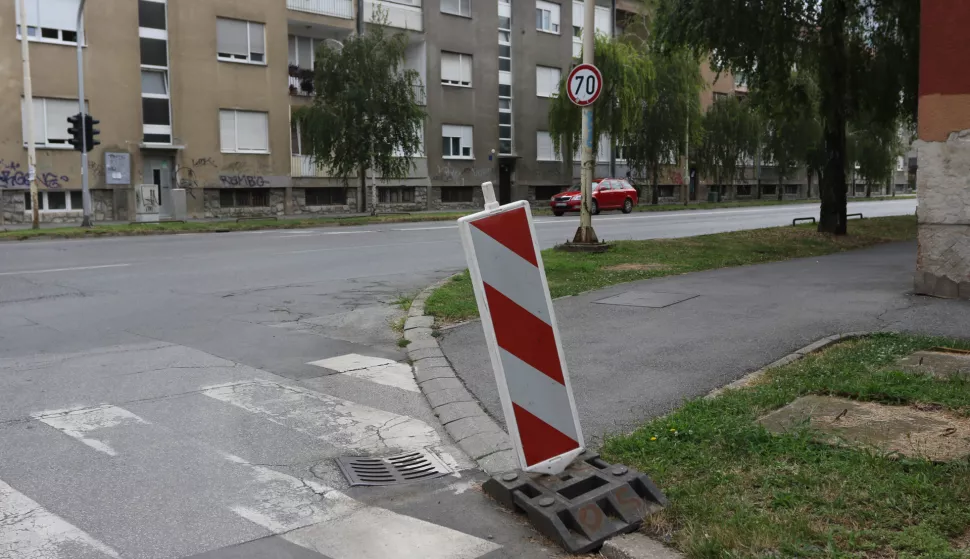 Osijek, 21. 07. 2024, Rupe na kolniku po cijelom gradu. Osijek propada ili je to samo rezultat loše kanalizaciske mreže pa se rupe otvaraju same. Vukovarska i Dobriše Cesarića. Ilustracija.snimio GOJKO MITIĆ