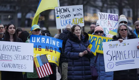 epa11933372 People gather on the Boston Common in support of Ukraine and Ukrainian President Volodymyr Zelensky, in Boston, Massachusetts, USA, 01 March 2025. Zelensky on 28 February left the White House ahead of schedule following a heated exchange with US President Trump and Vice-President Vance. EPA/CJ GUNTHER