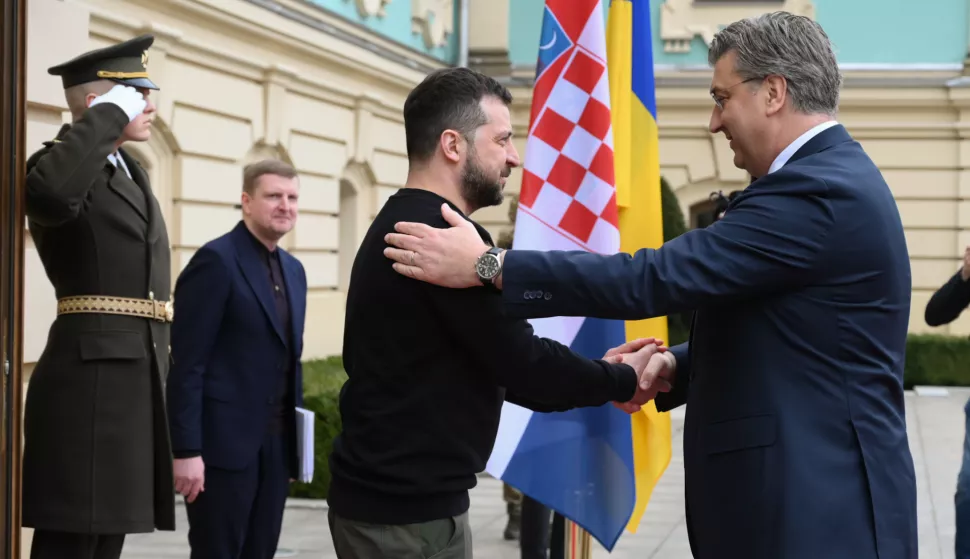 Kijev, 31.03.2023. - Predsjednik Vlade Andrej Plenković doputovao u Kijev gdje se sastao s predsjednikom Ukrajine Volodimirom Zelenskim, predsjednikom Vlade Ukrajine Denisom Šmihalom i predsjednikom Vrhovne Rade Ruslanom Stefančukom. Sudjelovao na Sastanku na vrhu u povodu godišnjice oslobođenja Buče i komemoraciji za žrtve agresije. Uz njega je bio potpredsjednik Vlade i ministar hrvatskih branitelja Tomo Medved, kao i hrvatska veleposlanica u Ukrajini Anica Djamić. Na fotografiji Volodimir Zelenski, Andrej Plenković. foto HINA/ Vlada RH/ ml