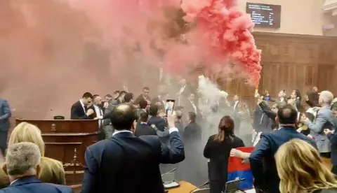 Beograd, 05.03.2025. - Srpski oporbeni zastupnici bacili su u utorak dimne bombe u parlamentu prosvjedujući protiv vladine politike i izražavajući potporu studentima u prosvjedu, uz izravan prijenos na državnoj televiziji. Na fotografiji screenshot iz veda sa jučerašnjeg događaja. foto HINA/ Videoplus/ tm