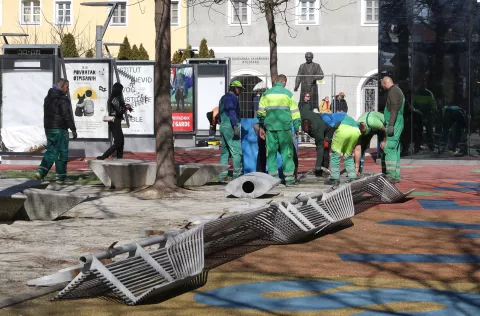 Osijek, 06. 03. 2025., Trg slobode, početak radova, dječje igralište, uklanjanje fontane, javni WC postaje ugostiteljski objekt, nova rasvjeta, komplentna rekonstrukcija, obilazak radovaSNIMIO BRUNO JOBST
