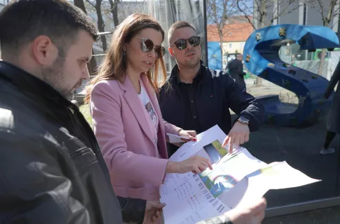 Osijek, 06. 03. 2025., Trg slobode, početak radova, dječje igralište, uklanjanje fontane, javni WC postaje ugostiteljski objekt, nova rasvjeta, komplentna rekonstrukcija, obilazak radova, Luka Došen; Sanja Scitovski; Antonio LozančićSNIMIO BRUNO JOBST