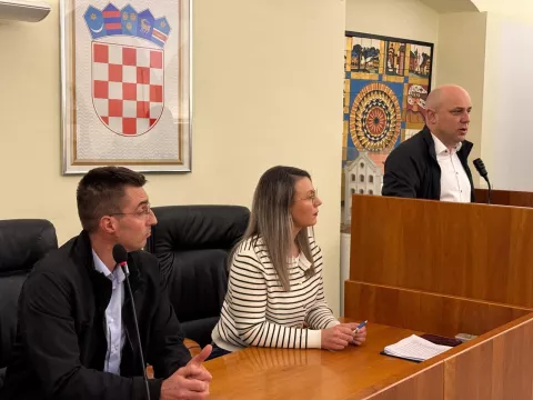 VINKOVCI"Korak u bolju budućnost" naziv je projekta Grada Vinkovaca kojim se želi mladim vinkovačkim obiteljima po iznimno povoljnim cijenama, uz popust i do čak 99 posto, omogućiti kupnja 55 građevinskih zemljišta u prigradskom naselju Mirkovcima te u četvrtima Slavija i Kanovci kojima je Grad vlasnik.ožujak 2025.