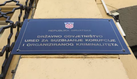 Zagreb, 22.09.2024. - Direktorica Structiva Sanda Bajtl dovezena je u policijskom kombiju na ispitivanje u Uskok. Jučer je uhićen bivši čelnik Hrvatskih cesta (HC) Josip Škorić, njegov bratić Zoran Škorić, direktor Osijek Koteksa i Sanda Bajtl. Na fotografiji ploča s natpisom Ured za suzbijanje korupcije i organiziranog kriminaliteta.foto HINA/ Lana SLIVAR DOMINIĆ/ lsd