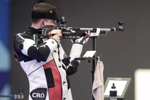 Chateauroux, 29.07.2024 - Hrvatski strijelac Miran Maričić donio je prvu medalju Hrvatskoj na Olimpijskim igrama u Parizu nakon što je u ponedjeljak u finalu zračne puške na 10 m osvojio broncu, dok je Petar Gorša zauzeo šesto mjesto.foto HINA/ Damir SENČAR/ ds