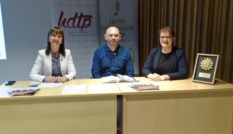 PLETERNICA – Nakon tri uspješno provedena Ljetna tamburaška kampa u Pleternici, slijedi još jedan, za koji organizatori najavljuju da će biti još sadržajniji od prethodnih. Tako će uz osnovni dio programa koji donosi radionice i probe orkestra, biti ponuđeni i fakultativni sadržaji, turistički obilasci, događaji i sadržaji u prirodi. Kamp za koji prijave kreću od 17. ožujka do 30. travnja 2025., najavili voditeljica JU Pleternica Jasna Hoffmann, voditelj glazbenog dijela kampa Saša Botički i gradonačelnica Pleternice Marija Šarić.