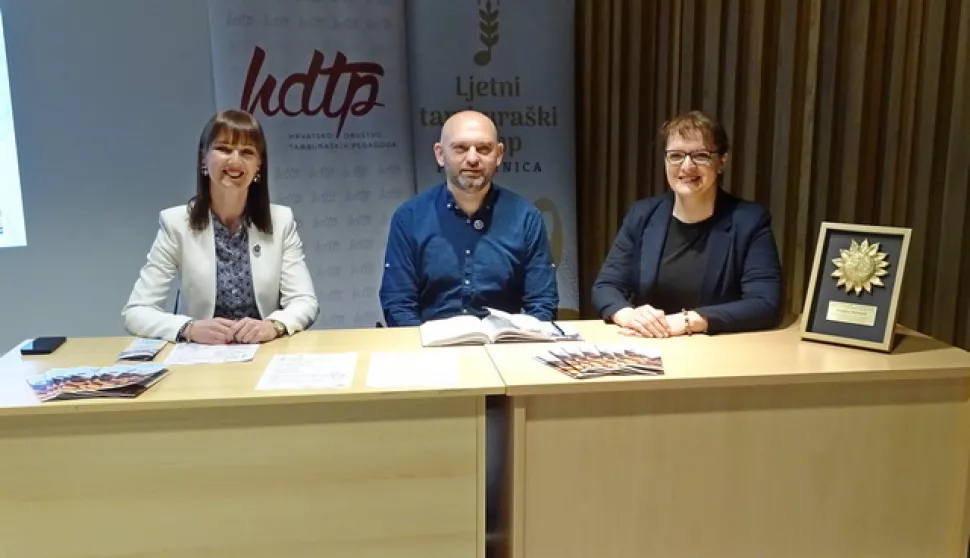 PLETERNICA – Nakon tri uspješno provedena Ljetna tamburaška kampa u Pleternici, slijedi još jedan, za koji organizatori najavljuju da će biti još sadržajniji od prethodnih. Tako će uz osnovni dio programa koji donosi radionice i probe orkestra, biti ponuđeni i fakultativni sadržaji, turistički obilasci, događaji i sadržaji u prirodi. Kamp za koji prijave kreću od 17. ožujka do 30. travnja 2025., najavili voditeljica JU Pleternica Jasna Hoffmann, voditelj glazbenog dijela kampa Saša Botički i gradonačelnica Pleternice Marija Šarić.