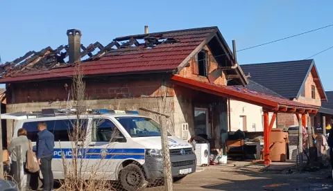 ?akovec, 7.3.2025.- Troje djece poginulo je sino? u po?aru obiteljske ku?e u romskom naselju u Kur?ancu kraj ?akovca, a iz ku?e su uspjeli iza?i 29-godi?njak i 25-godi?njakinja koja je u rukama nosila dijete, priop?ila je u petak policija. foto HINA/ Sini?a Kalajd?ija/ ua