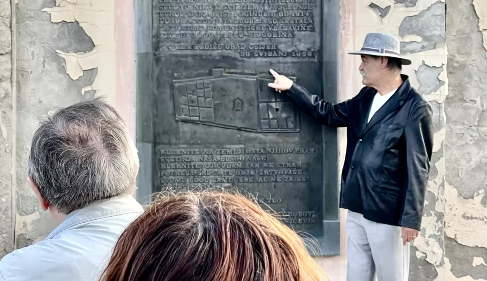 Osijek, 02. 11. 2023., Novogradsko groblje; Vlado Pest - turisticki vodic; obilazak; SNIMIO BRUNO JOBST 