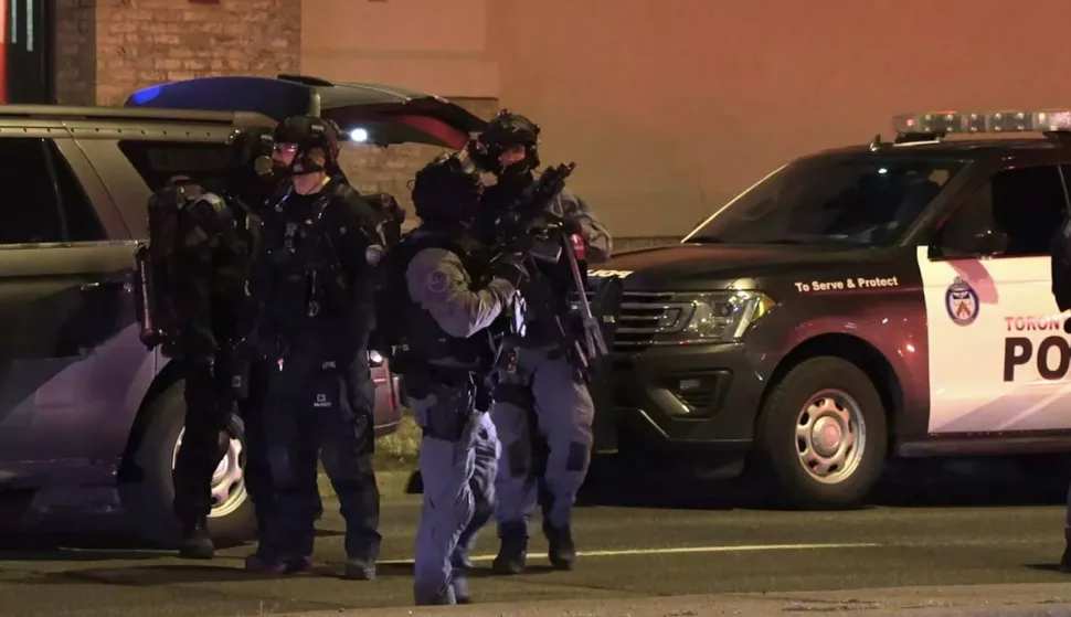 TORONTO, 8. ožujka 2025. (Hina/Reuters) - Najmanje 12 osoba ozlijeđeno je u pucnjavi u pubu u Torontu, a osumnjičeni je i dalje na slobodi, izvijestio je u petak kanadski CTV News.