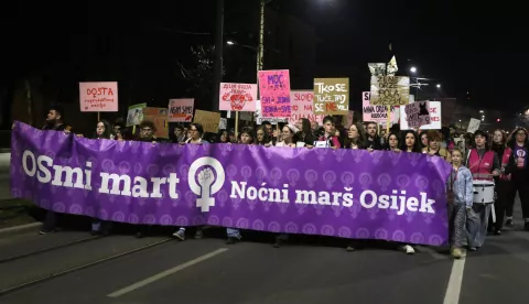 Osijek, 08. 03. 2025, Trg Ante Starčevića, okupljanje. Noćni marš, kolona od Trga do Parka kralja Držislva (kod školjke), gdje se održao i program. snimio GOJKO MITIĆ