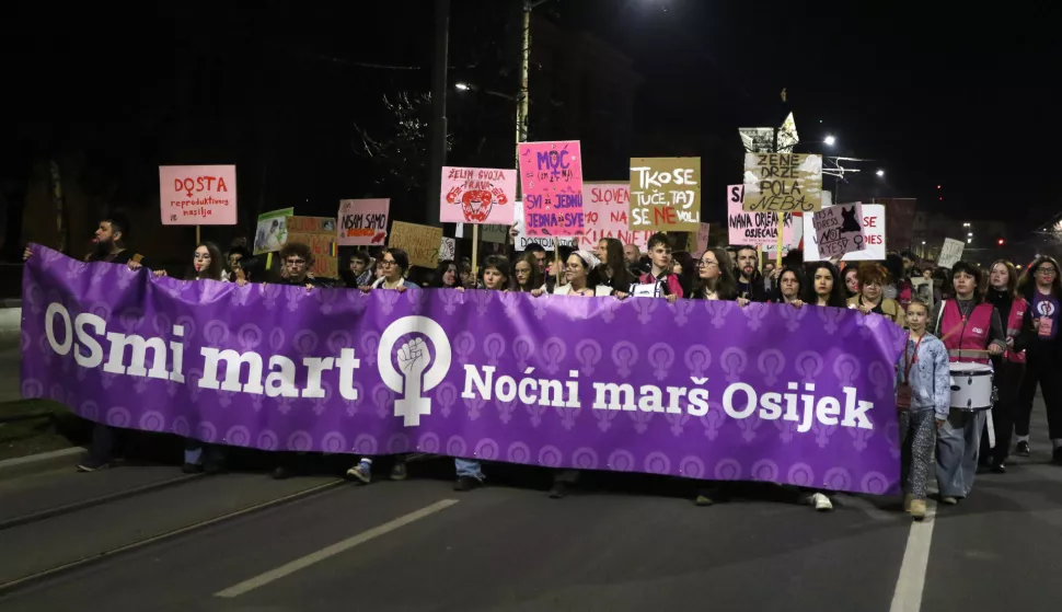 Osijek, 08. 03. 2025, Trg Ante Starčevića, okupljanje. Noćni marš, kolona od Trga do Parka kralja Držislva (kod školjke), gdje se održao i program. snimio GOJKO MITIĆ