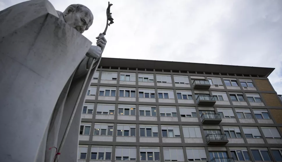 epa11909193 An external view of the Gemelli hospital where Pope Francis is hospitalized for tests and treatment for bronchitis, in Rome, Italy, 20 February 2025. Pope Francis was hospitalized on 14 February due to a respiratory tract infection. EPA/ANGELO CARCONI