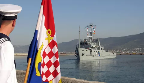 Split, 22.06.2007 - Spasilački brod Hrvatske ratne mornarice "Faust Vrančić" jutros je svečano, uz intoniranje himne i podizanjem državne zastave, ispračen iz splitske ratne luke Lora na međunarodnu vojnu vježbu "Adrion 07", koja će se od 24. do 28 lipnja ove godine održati u akvatoriju sjevernog Jonskog mora, a čiji je domaćin Grčka. U vježbi će još sudjelovati i Italija, Slovenija, Crna Gora te Albanija s ciljem jačanja suradnje i interoperabilnosti između mornaričkih snaga država sudionica. Prije isplovljenja broda, posadu, koju čine 43 mornara i časnika, u svečanom je postroju obišao i zapovjednik HRM-a komodor Ante Urlić.foto FaH/ Dominik Strize