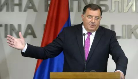 Banjaluka, 25. rujna 2016. - Predsjednik Republike Srpske Milorad Dodik u nedjelju je ocijenio potpuno uspjelim referendum koji je proveden u tom entitetu o danu RS-a 9. siječnju te kazao kako ne treba isključiti slično izjanjavanje o "statusu RS-a" kada za to dođe vrijeme. Na fotografiji predsjednik RS-a Milorad Dodik tijekom konferencije za medije. foto HINA/Tanja VALIČ/TANJUG/mm