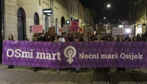 Osijek, 08. 03. 2025, Trg Ante Starčevića, okupljanje. Noćni marš, kolona od Trga do Parka kralja Držislva (kod školjke), gdje se održao i program. snimio GOJKO MITIĆ