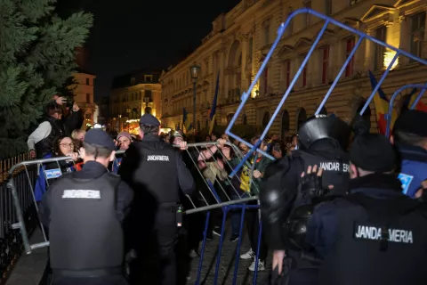 Supporters of far-right candidate Calin Georgescu scuffle with police outside Romania's central electoral bureau, after the rejection of his candidacy for the May presidential ballot re-run, in Bucharest, Romania, March 9, 2025. Inquam Photos/George Calin via REUTERS ATTENTION EDITORS - THIS IMAGE WAS PROVIDED BY A THIRD PARTY. ROMANIA OUT. NO COMMERCIAL OR EDITORIAL SALES IN ROMANIA Photo: INQUAM PHOTOS/GEORGE CALIN/REUTERS