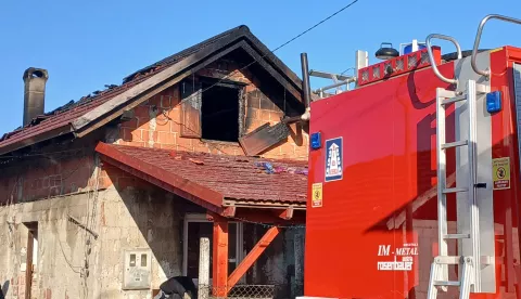 ?akovec, 7.3.2025.- Troje djece poginulo je sino? u po?aru obiteljske ku?e u romskom naselju u Kur?ancu kraj ?akovca, a iz ku?e su uspjeli iza?i 29-godi?njak i 25-godi?njakinja koja je u rukama nosila dijete, priop?ila je u petak policija. foto HINA/ Sini?a Kalajd?ija/ ua