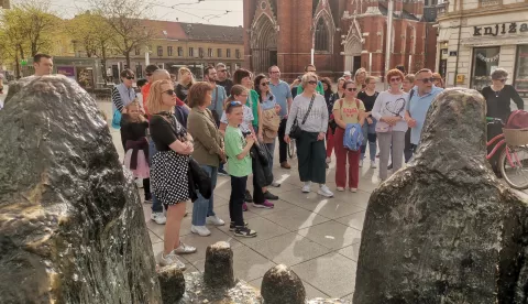 Osijek, 31. 03. 2024, Uskrsna besplatna turisticka setnja od Konkatedrale do Tvrdje. Vodic Stanko Subotic.snimio GOJKO MITIĆ 