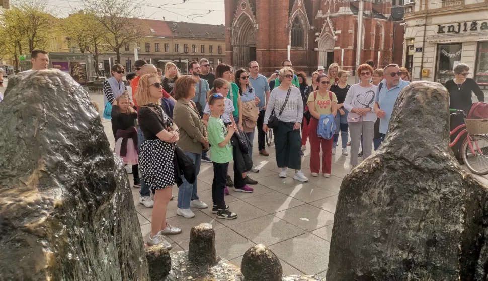 Osijek, 31. 03. 2024, Uskrsna besplatna turisticka setnja od Konkatedrale do Tvrdje. Vodic Stanko Subotic.snimio GOJKO MITIĆ