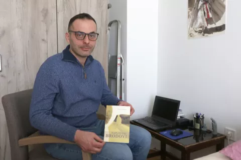 Osijek, 04. 03. 2025, Medulinska 18. Posjet stambenoj zajednici Ja kao Ti. Štićenik Hrvoje.snimio GOJKO MITIĆ