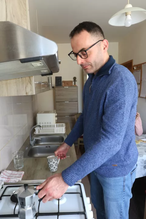 Osijek, 04. 03. 2025, Medulinska 18. Posjet stambenoj zajednici Ja kao Ti. Štićenik Hrvoje.snimio GOJKO MITIĆ