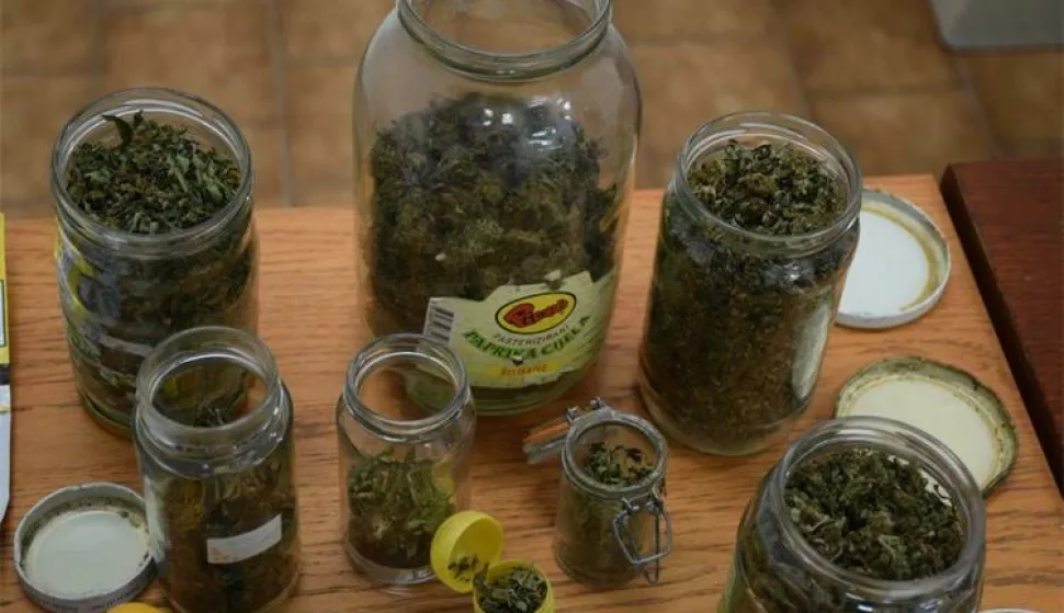 Od 69-godišnjaka na području Orahovice oduzeto skoro 1,5 kg marihuane. Čuvao ju je u kinder jajima, staklenkama...marihuana, ilustracija