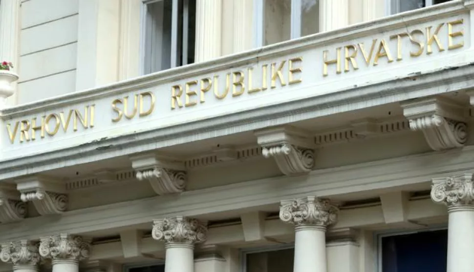 Zagreb, 03.06.2016 - Branimir Glava u pratnji Josipa Salapića i odvjetnika stigao je na Vrhovni sud gdje se odrava sjednica na kojoj ponovno odlučuje o nepravomoćnoj presudi zagrebačkog upnijskog suda protiv Branimira Glavaa za ratni zločin na srpskim civilima u Osijeku 1991. u slučajevima "Garaa" i "Selotejp". Na slici zgrada Vrhovnog suda u Zagrebu.foto HINA/ Damir SENČAR /ds