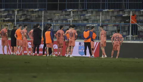 Zagreb, 8.3.2025.- Utakmica 25. kola HNL-a Lokomotiva - Osijek na stadionu u Kranjčevićevoj ulici. Na fotografiji nogometaši Osijeka ispred tribine s navijačima. foto HINA/ Lana SLIVAR DOMINIĆ/ lsd